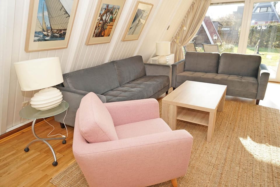 mit TV im Schlafzimmer House in Damp