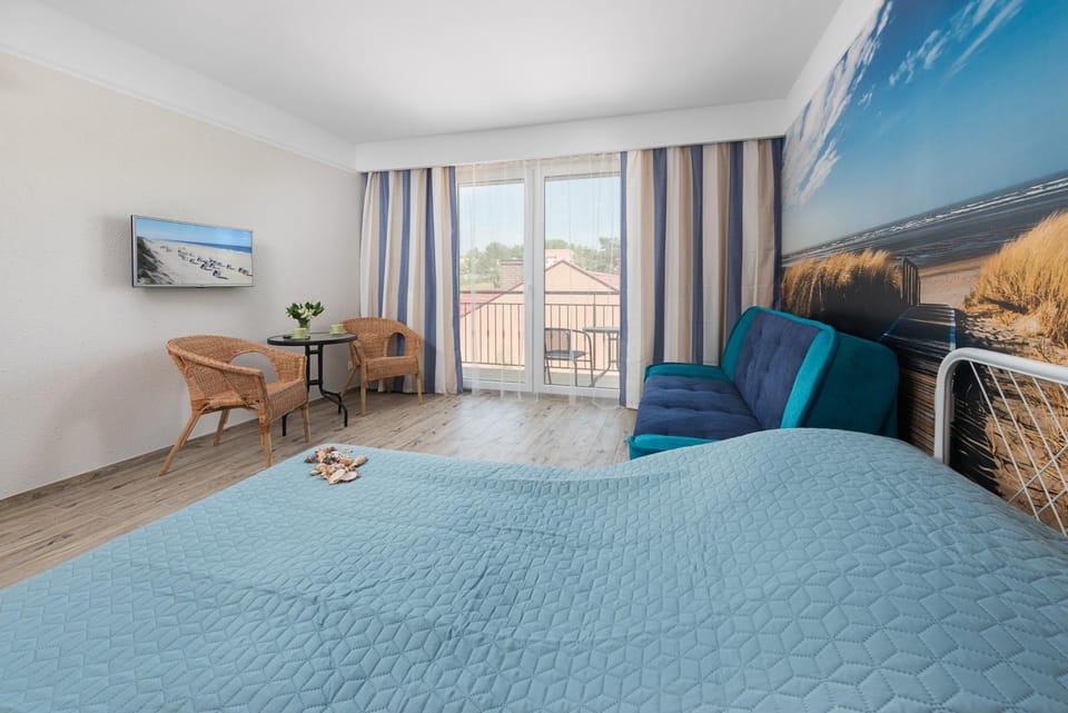 Bed, Photo of the whole room, cot