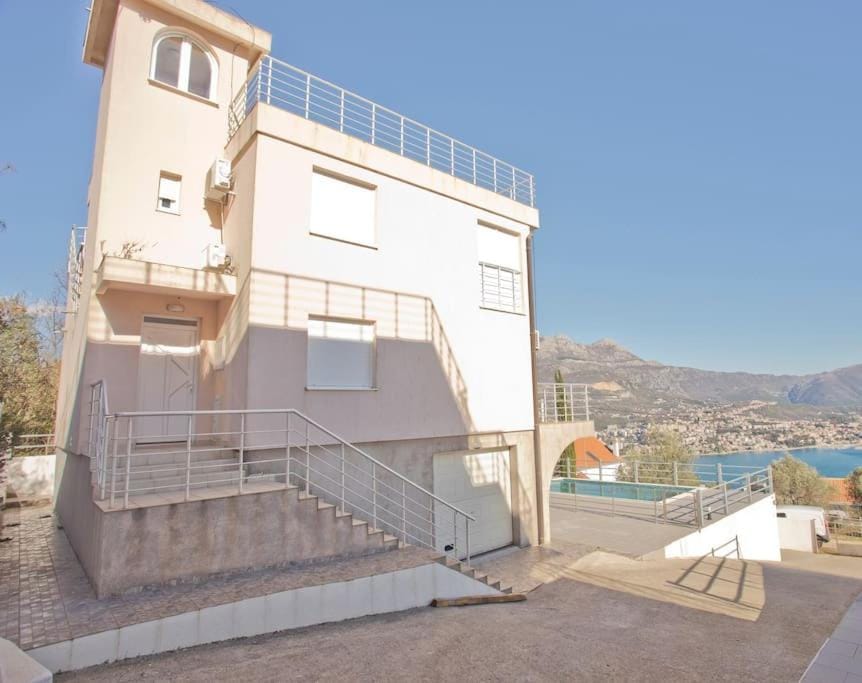 Property building, Day, Natural landscape, Mountain view, Sea view, Swimming pool, Swimming pool