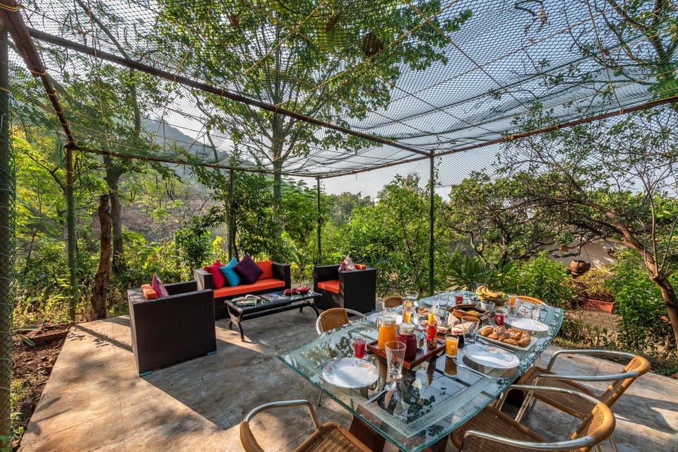 Day, Natural landscape, Food and drinks, Seating area, Dining area, Garden view