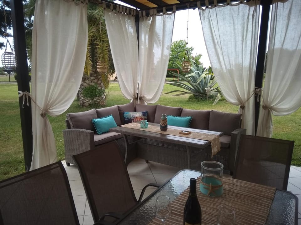 Garden, Seating area, Dining area, Garden view