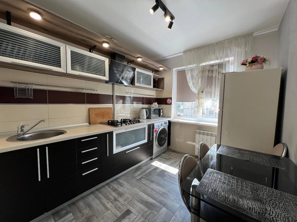 Kitchen or kitchenette, Dining area, stove