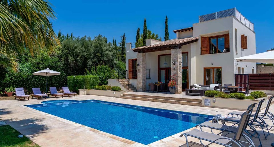 Property building, Patio, Garden, Balcony/Terrace, Seating area, Dining area, Swimming pool