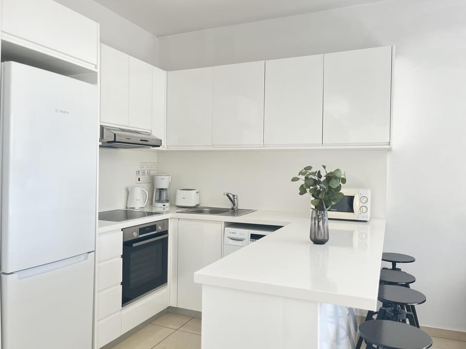 Coffee/tea facilities, Kitchen or kitchenette, dishwasher, oven, stove, toaster