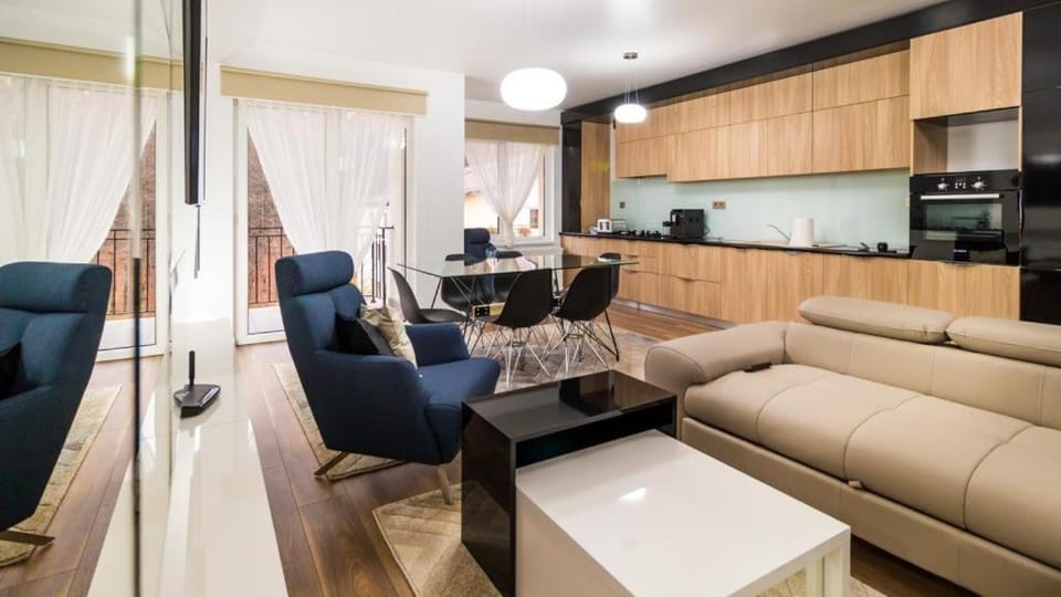 TV and multimedia, Seating area, Dining area, kitchen
