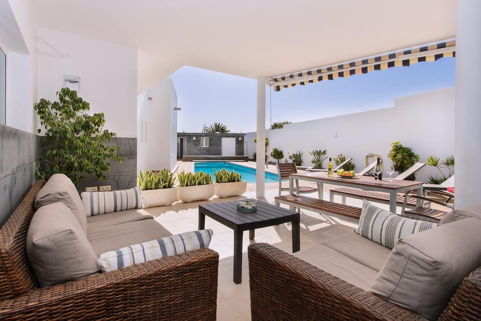 Property building, Balcony/Terrace, Living room
