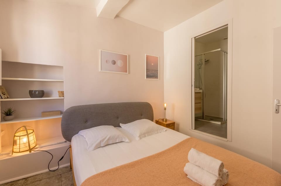 Shower, Bed, Bathroom, Bedroom, towels