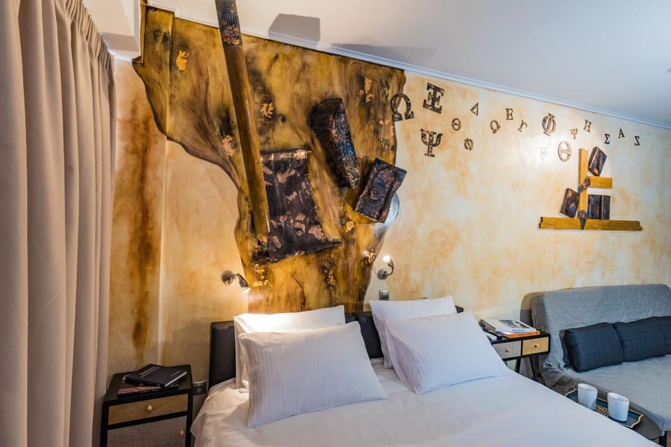 GraffitiSuites#Bronze Apartment in Thessaloniki