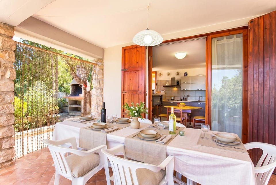 Kitchen or kitchenette, Living room, Food and drinks, Dining area