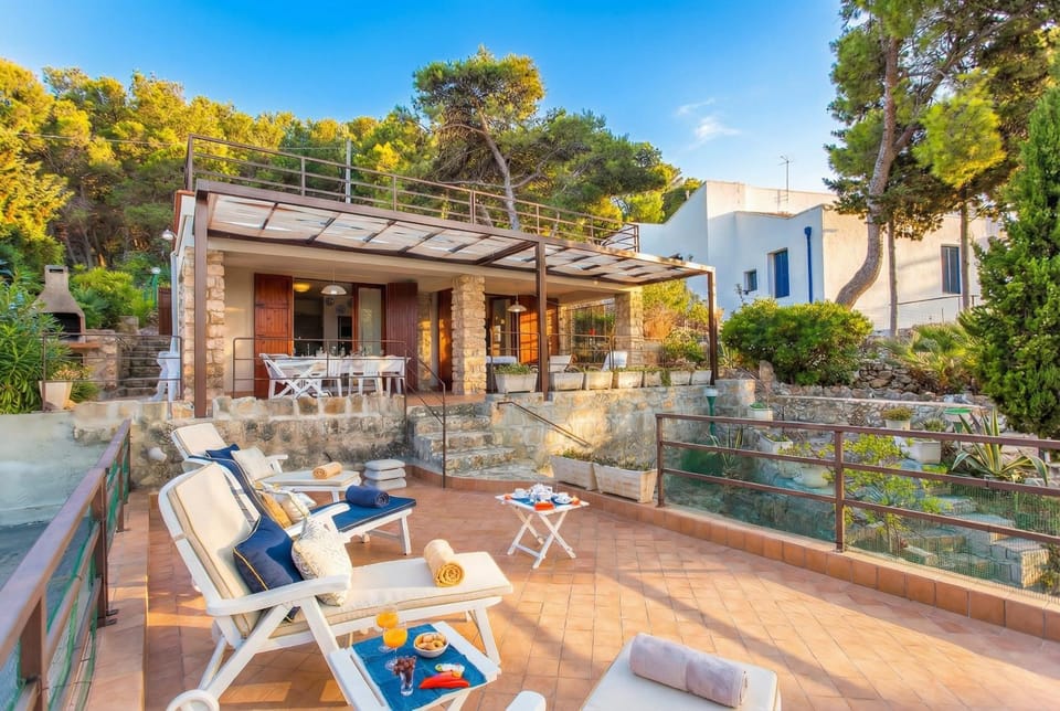 Property building, Patio, Day, Garden, Garden view, sunbed