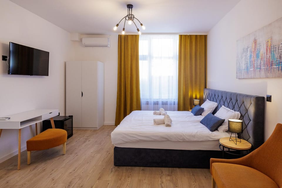 Bed, TV and multimedia, Bedroom