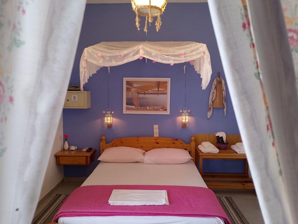 Bed, Photo of the whole room, Decorative detail, Bedroom, safe, towels