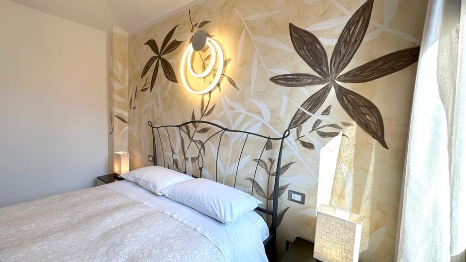 Bed, Photo of the whole room, Decorative detail, Bedroom