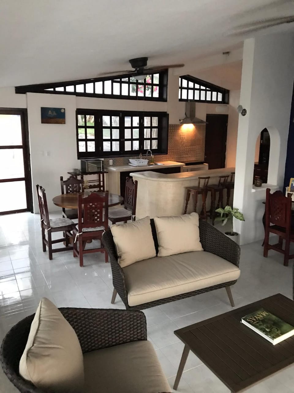 Kitchen or kitchenette, Living room, Seating area, Dining area