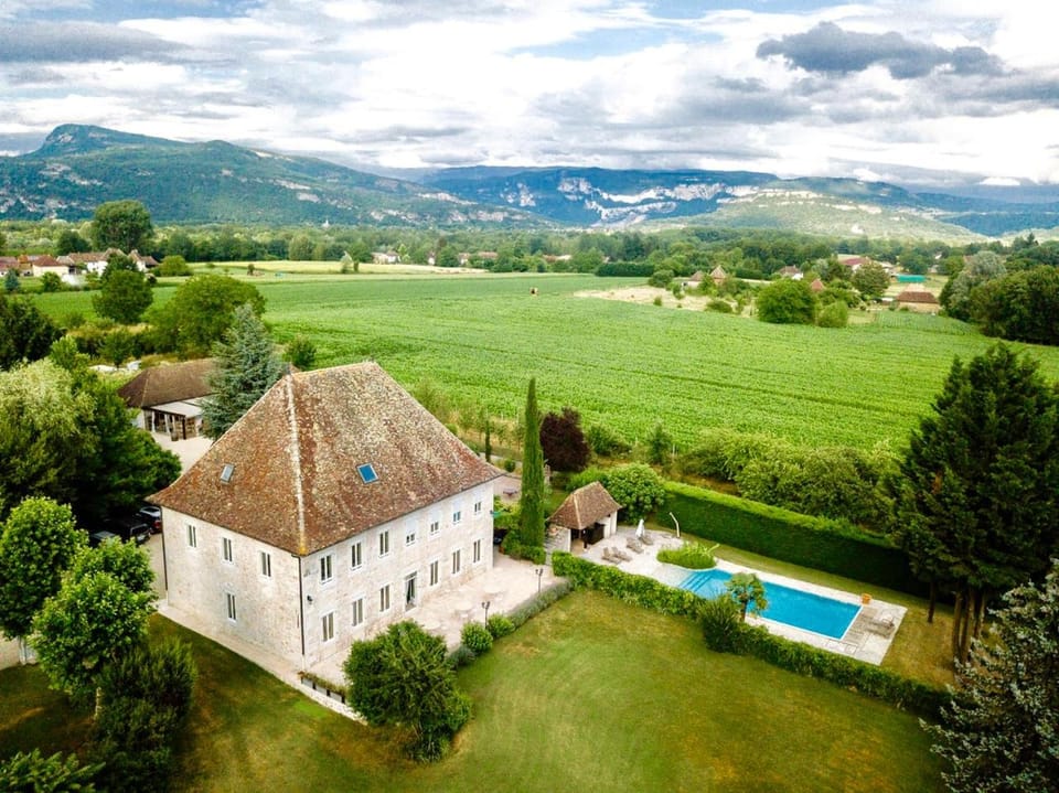 Property building, Nearby landmark, Natural landscape, Bird's eye view, Garden, Garden view, Mountain view, Pool view, Swimming pool