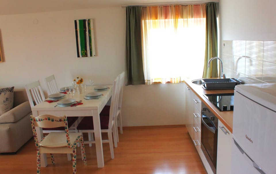 Kitchen or kitchenette, Dining area