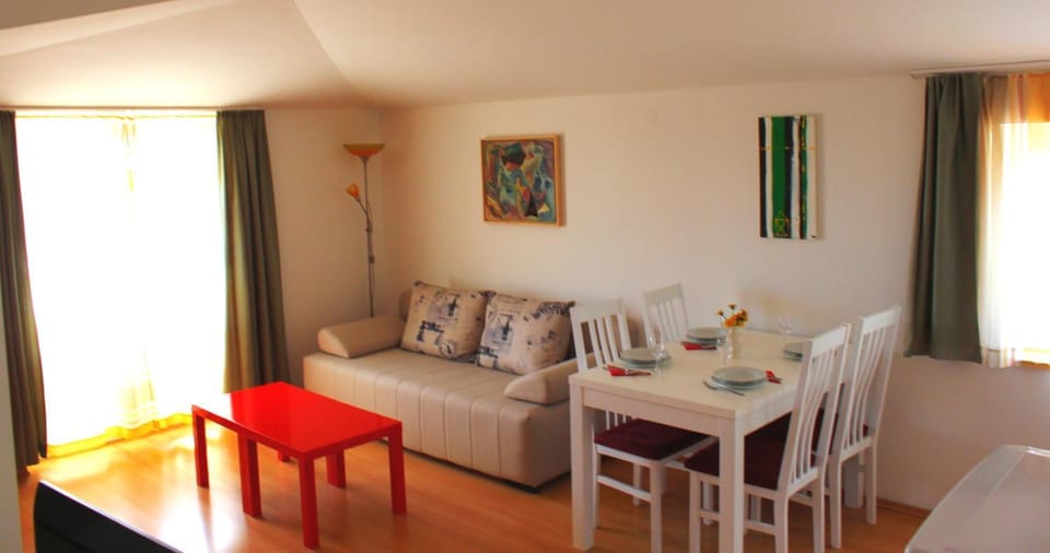 Seating area, Dining area