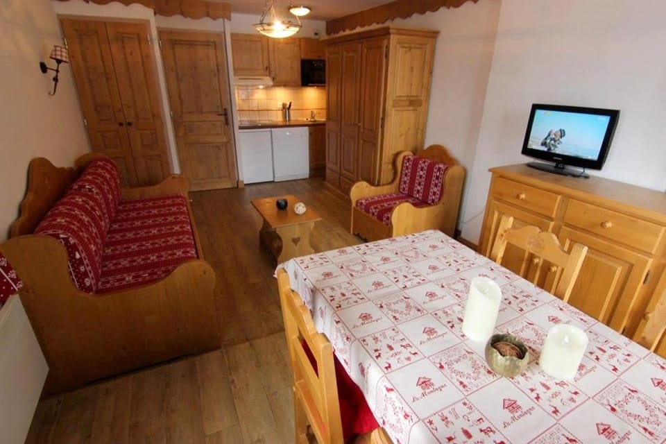 TV and multimedia, Kitchen or kitchenette, Living room, Photo of the whole room, Dining area