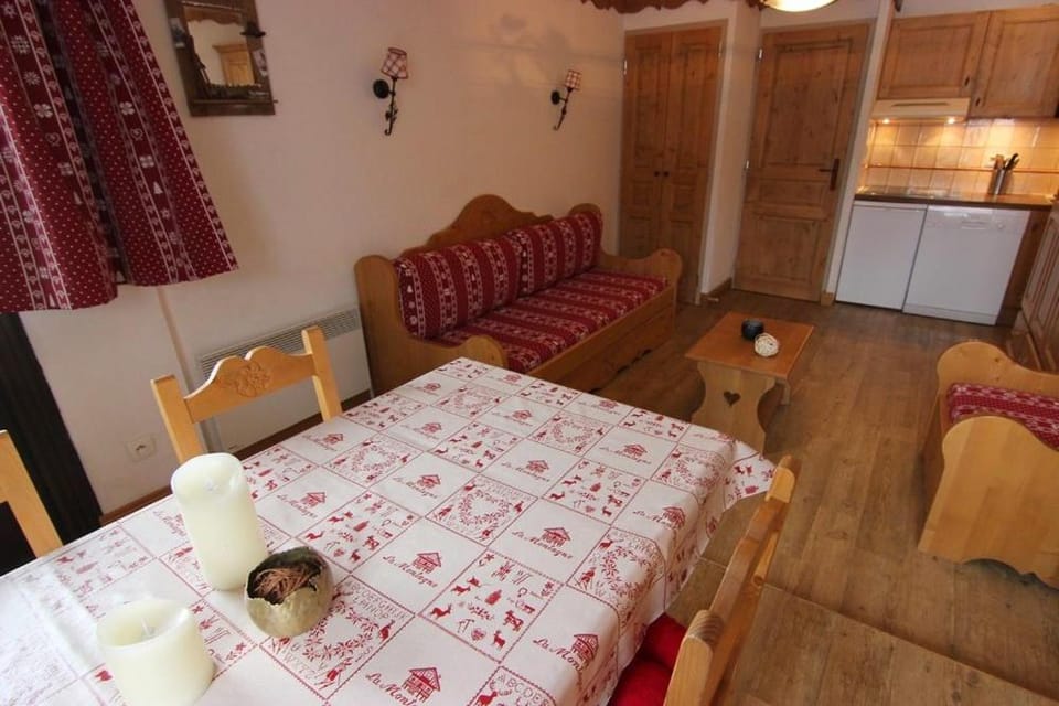 Kitchen or kitchenette, Living room, Photo of the whole room, Dining area