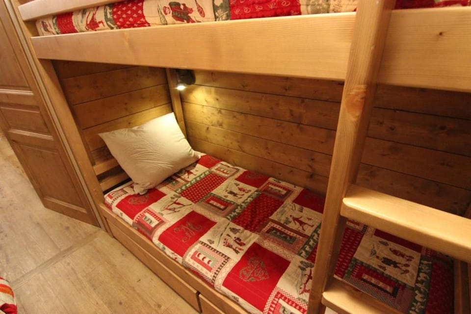 Bedroom, bunk bed
