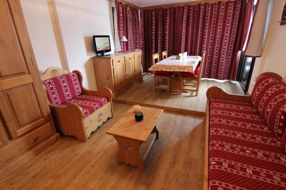 Communal lounge/ TV room, TV and multimedia, Living room, Seating area, Dining area, hair dresser