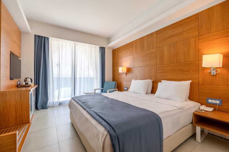 Bed, TV and multimedia, Photo of the whole room, Bedroom