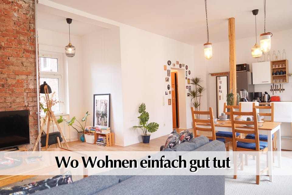 Communal lounge/ TV room, TV and multimedia, Living room, Seating area, Dining area, Evening entertainment, Text overlay