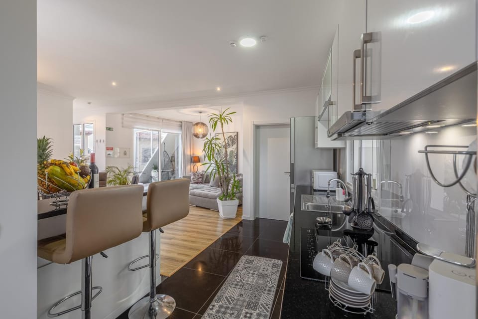 Coffee/tea facilities, Kitchen or kitchenette, Dining area, dishwasher, microwave, oven, stove, toaster