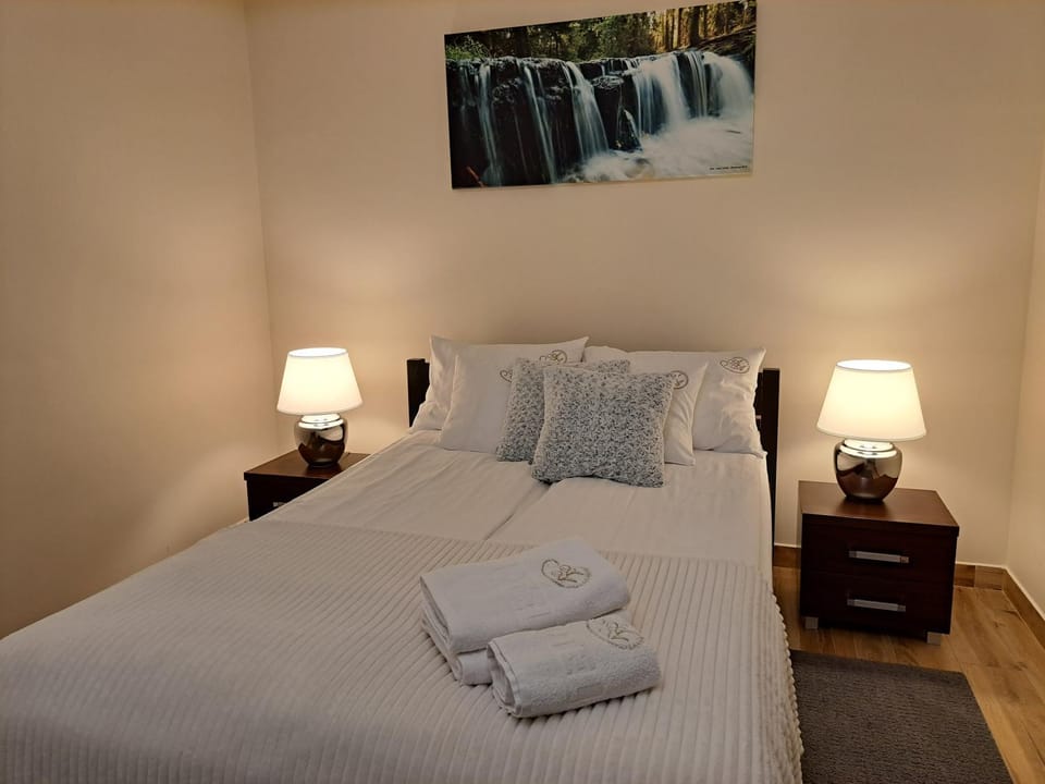 Bed, Photo of the whole room, towels