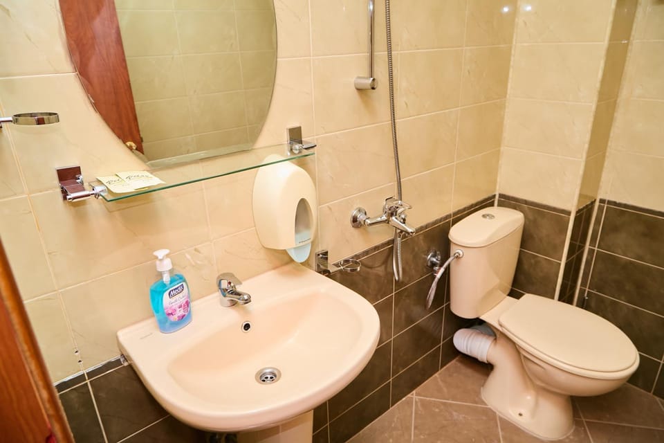 Shower, Toilet, Bathroom, towels