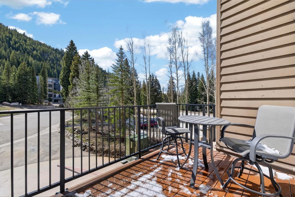 Property building, Patio, Day, Natural landscape, Balcony/Terrace, Seating area, Mountain view, Parking