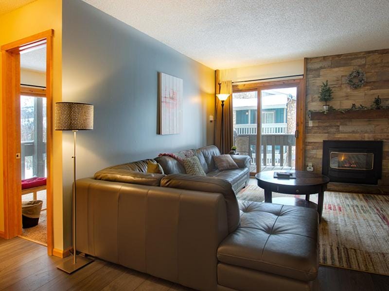 Day, Balcony/Terrace, Living room, Seating area, fireplace, furniture