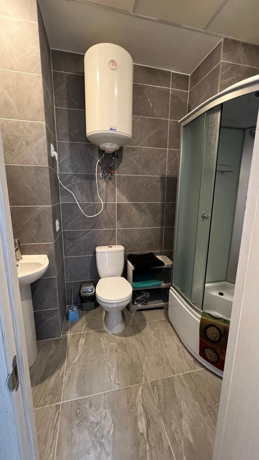 Shower, Toilet