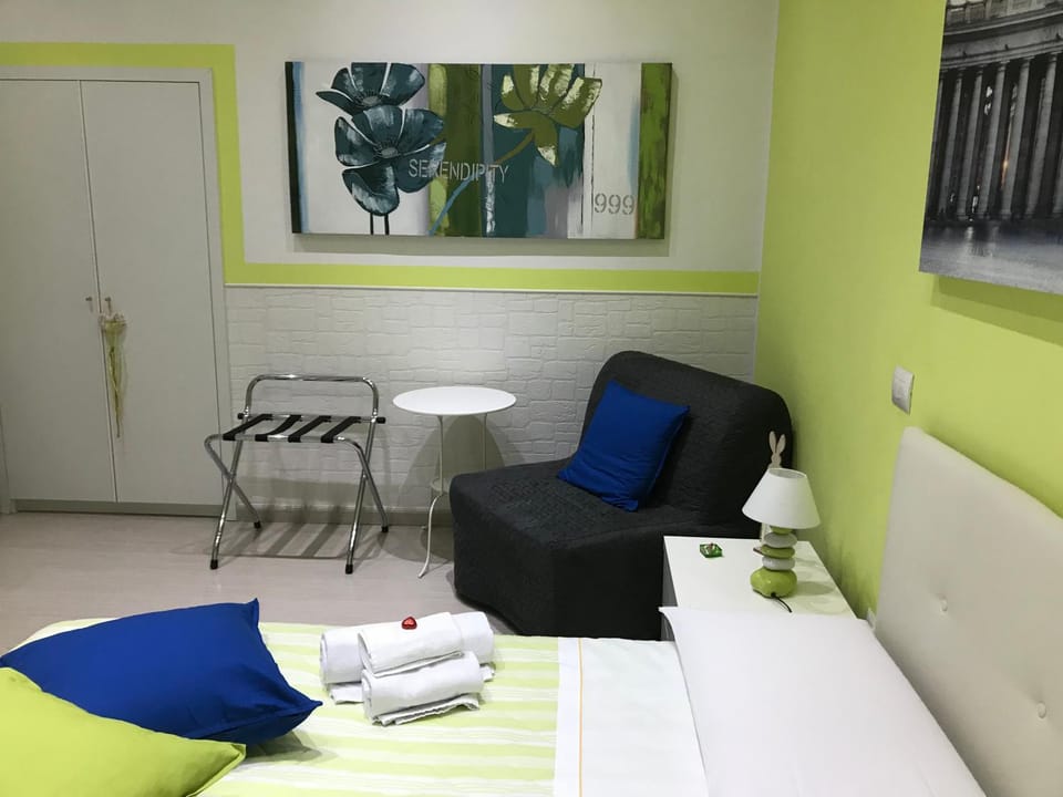Bed, Photo of the whole room, Decorative detail, Bedroom