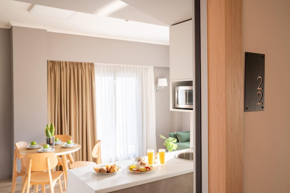 Coffee/tea facilities, Kitchen or kitchenette, Living room, Food, Breakfast, Continental breakfast