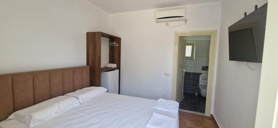 Bed, TV and multimedia, Photo of the whole room, Bedroom, air conditioner