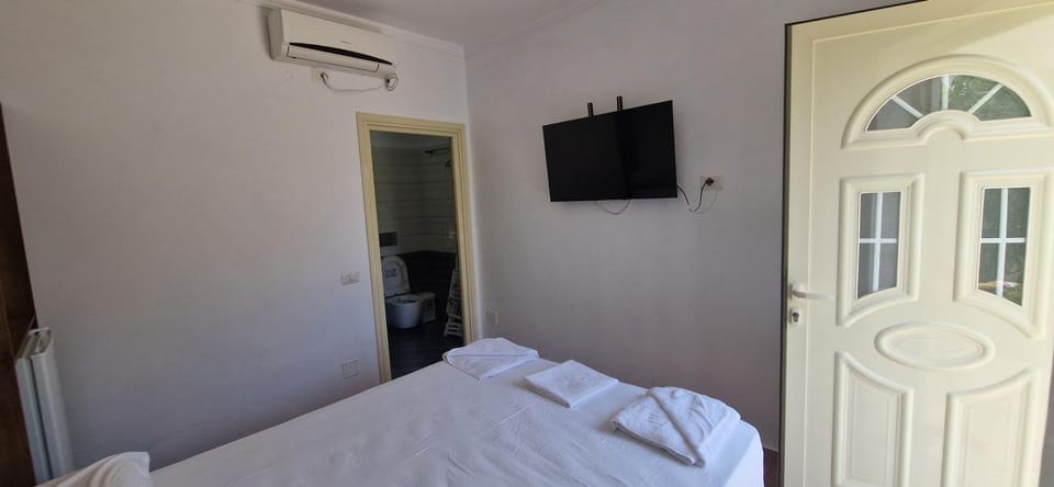 Bed, TV and multimedia, air conditioner