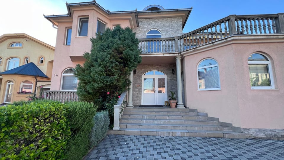 Property building, Facade/entrance