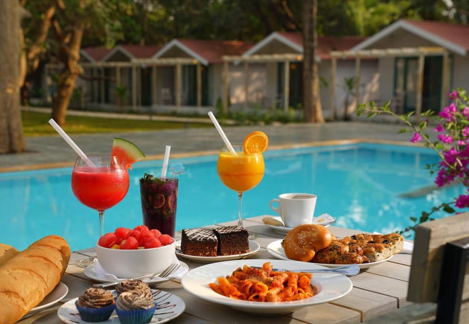 Swimming pool, Breakfast
