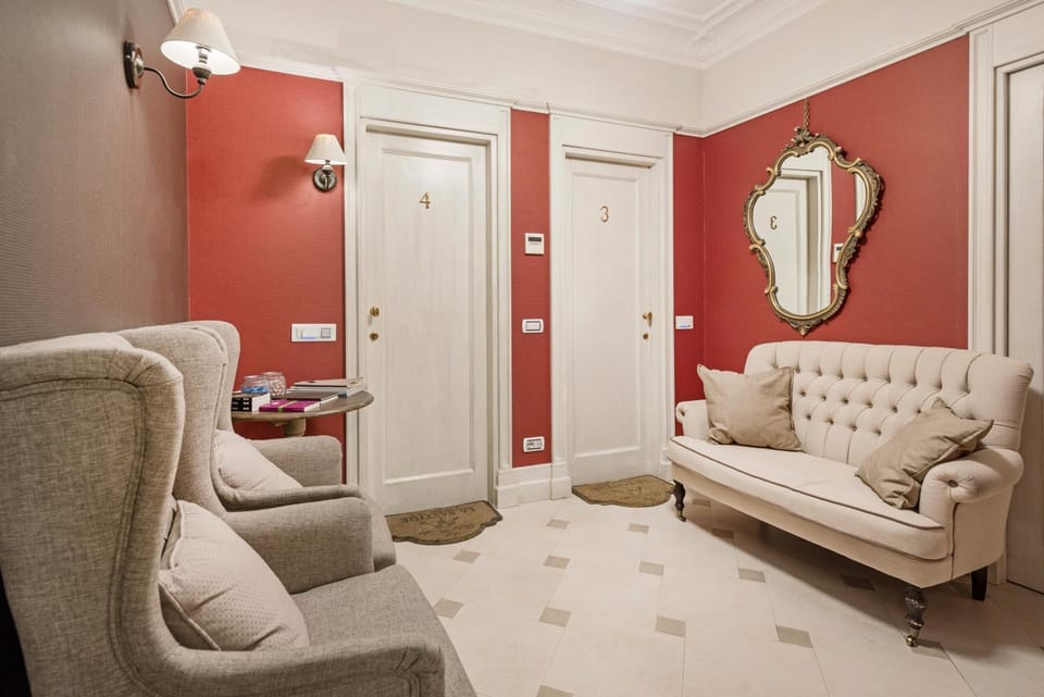 Communal lounge/ TV room, Lobby or reception