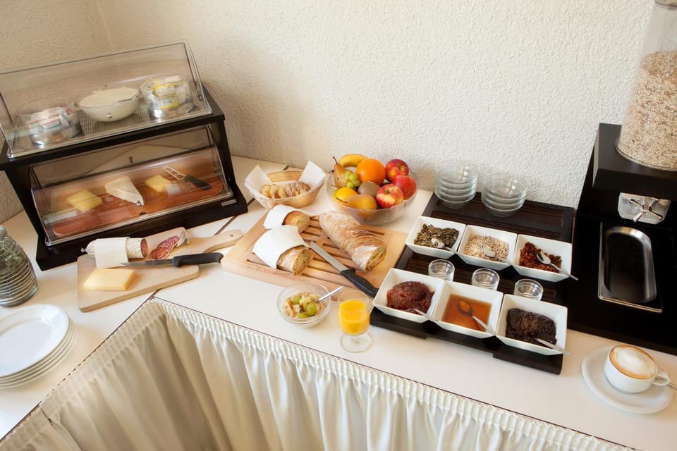 Food and drinks, Food, Breakfast, Continental breakfast, Buffet breakfast