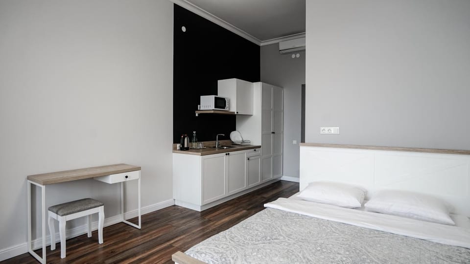 Bed, TV and multimedia, Coffee/tea facilities, Kitchen or kitchenette, Food and drinks, Photo of the whole room, Seating area, Bedroom