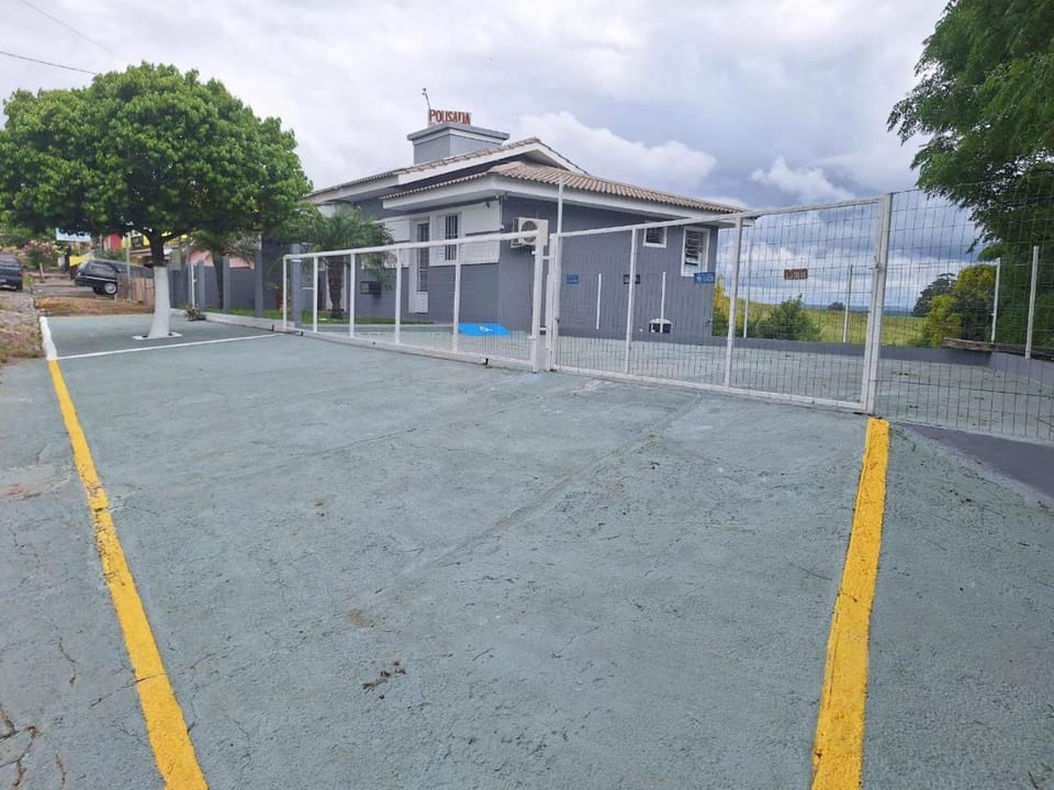 Property building, Day, Neighbourhood, Street view, Parking