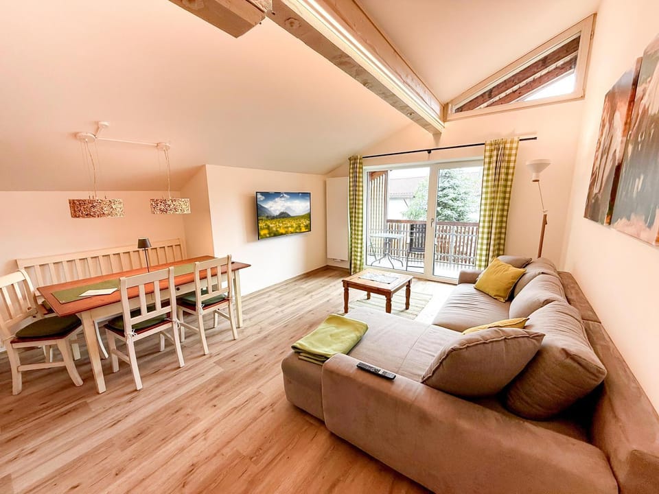 TV and multimedia, Living room, Seating area, Dining area