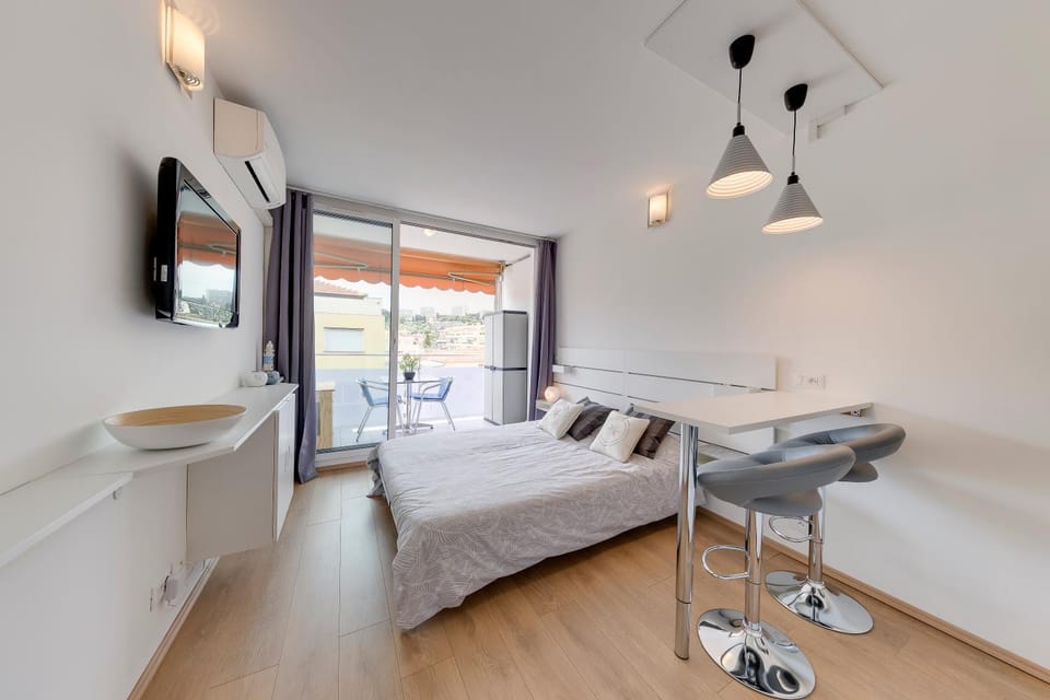 TV and multimedia, Balcony/Terrace, Living room, Photo of the whole room, Seating area, Bedroom