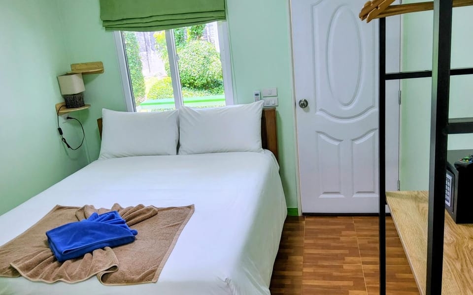 Bed, Photo of the whole room, towels
