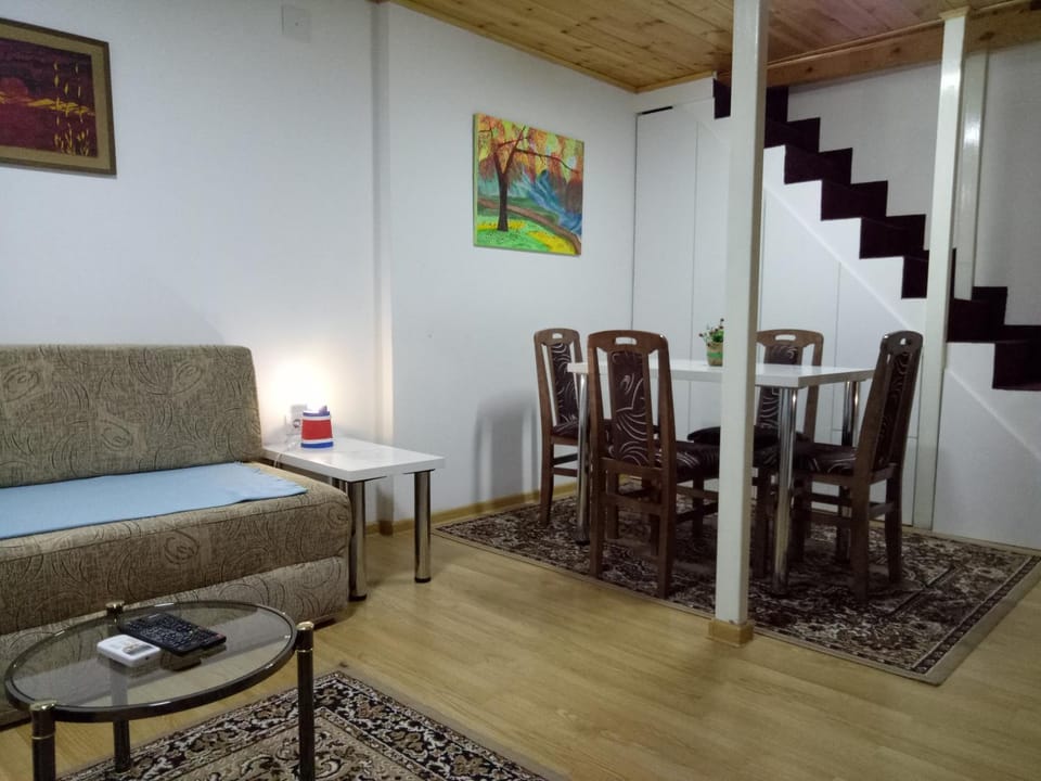 Seating area, Dining area