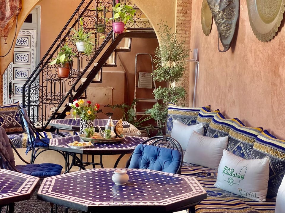 Restaurant/places to eat, Living room, Banquet/Function facilities, Seating area