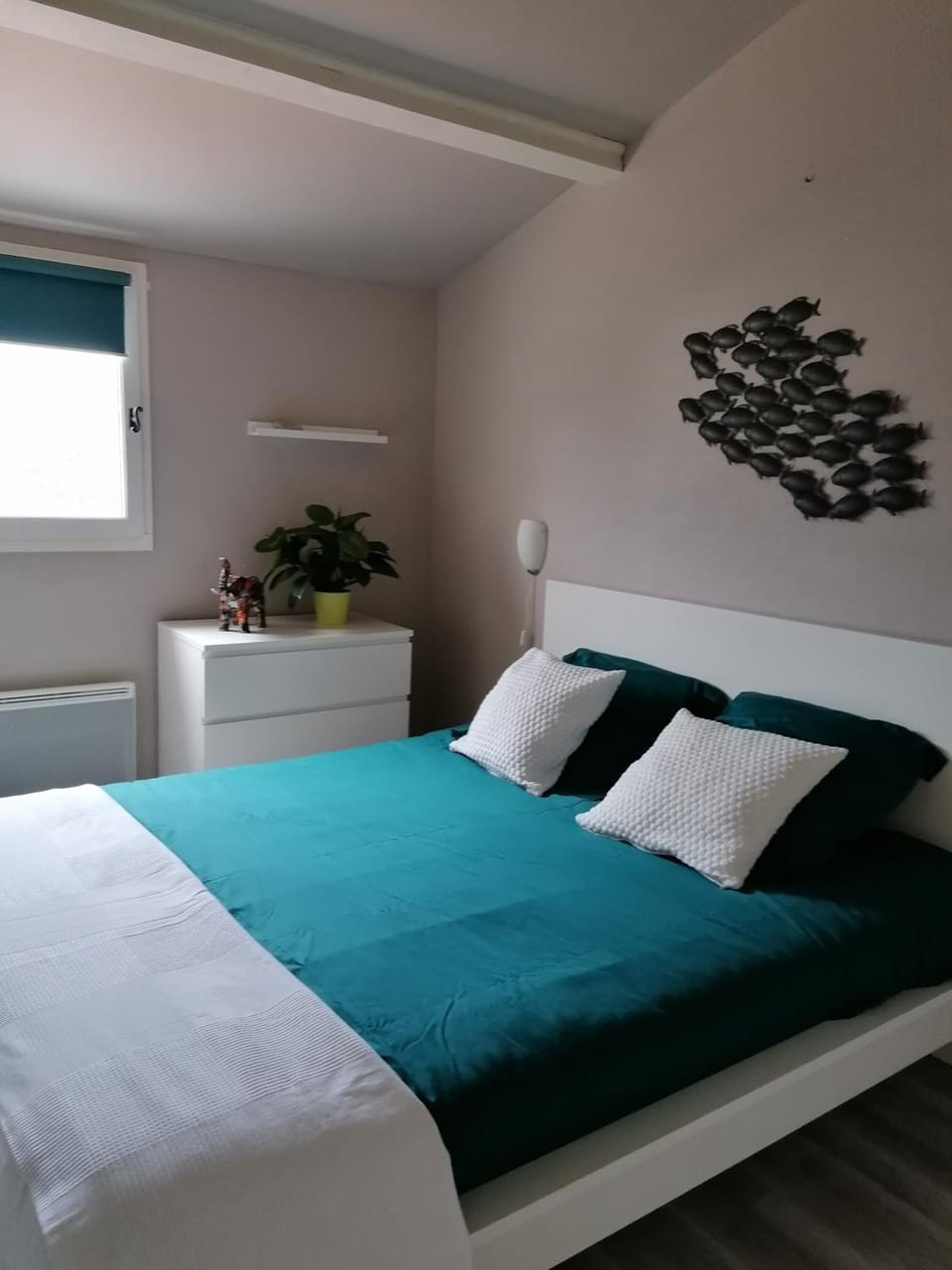 Photo of the whole room, Bedroom