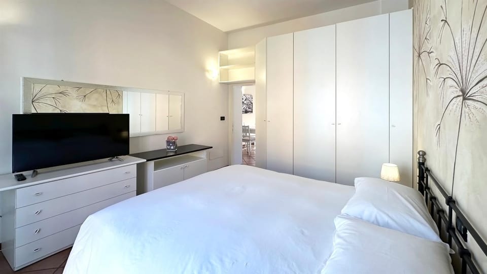 Bed, TV and multimedia, Photo of the whole room, Bedroom, wardrobe